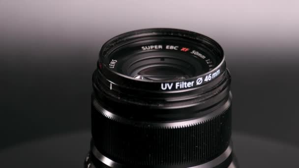 Zavřít Pohled Objektiv Fotoaparátu Rotující Tmavém Pozadí — Stock video