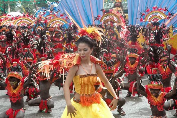 Bacolod Philippinen Januar 2010 Die Traditionellen Tänzer Farbenfrohen Kleidern Während — Stockfoto