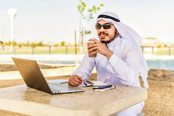 Arabisk Man Njuter Kopp Kaffe Runt Ett Stenbord Stranden Medan — Stockfoto