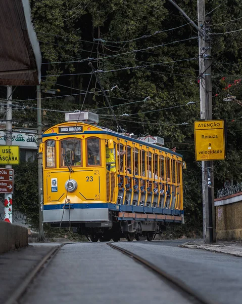 Rio Janeiro Brazil Mar 2021 Pionowe Ujęcie Jasnożółtego Tramwaju Pełnego — Zdjęcie stockowe