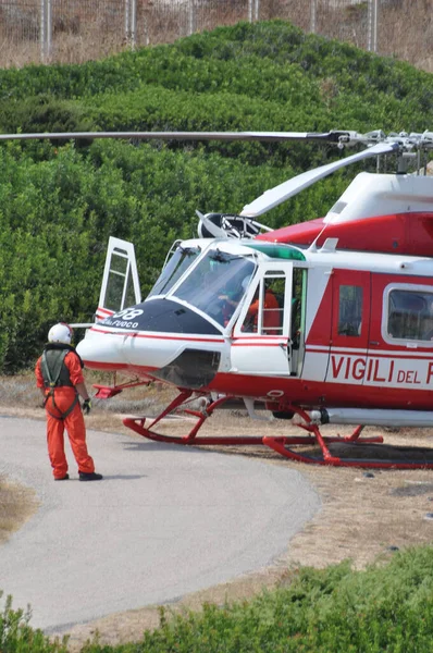 Santa Teresa Galluera Talya Ağustos 2018 Bir Itfaiye Helikopteri Eylem — Stok fotoğraf