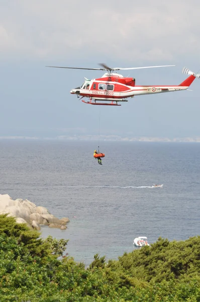 Santa Teresa Gallura Italy Августа 2018 Года Пожарный Вертолет Действии — стоковое фото