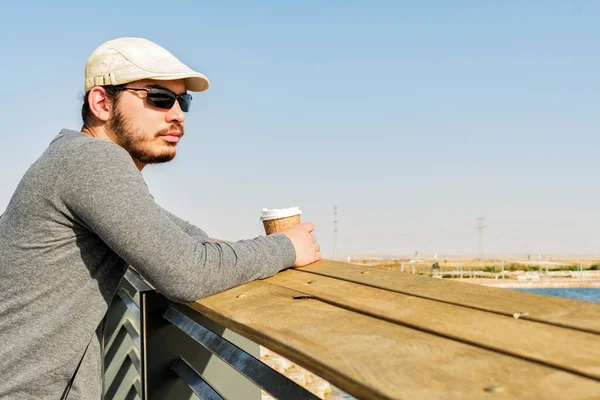 Молодий Чоловік Близького Сходу Сонцезахисними Окулярами Білою Шапкою Пластиковою Чашкою — стокове фото