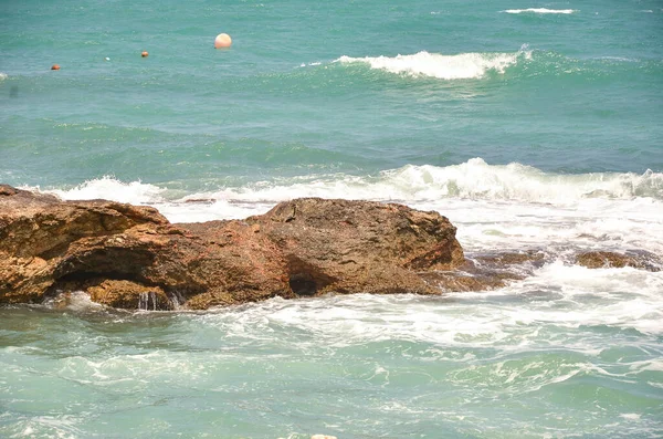 Bel Colpo Onde Marittime Che Infrangono Una Roccia — Foto Stock