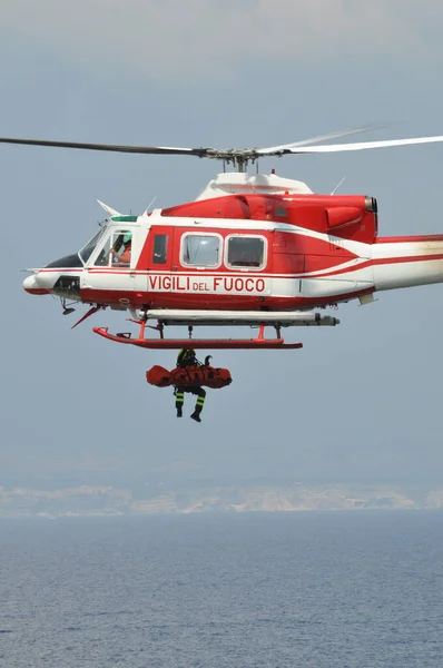 Santa Teresa Galluera Talya Ağustos 2018 Bir Itfaiye Helikopteri Eylem — Stok fotoğraf