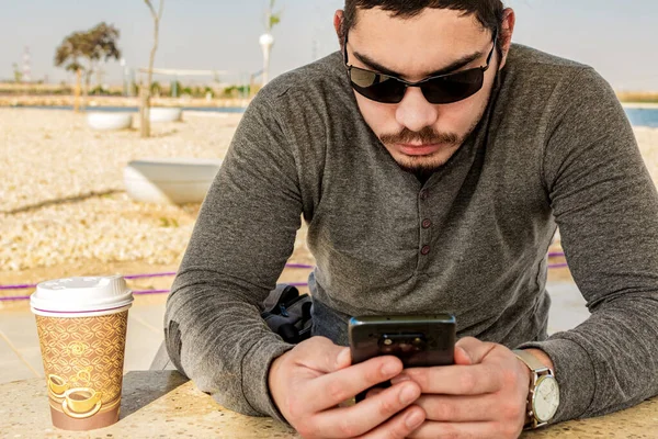Hombre Israelí Con Gafas Sol Usando Teléfono Playa Con Una — Foto de Stock