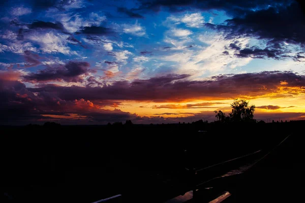 Una Hermosa Vista Las Coloridas Nubes Cielo Durante Puesta Del —  Fotos de Stock