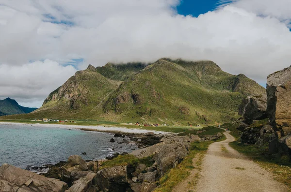 Montagne Costiere Con Bellissimi Paesaggi Una Spiaggia Nelle Isole Lofoten — Foto Stock