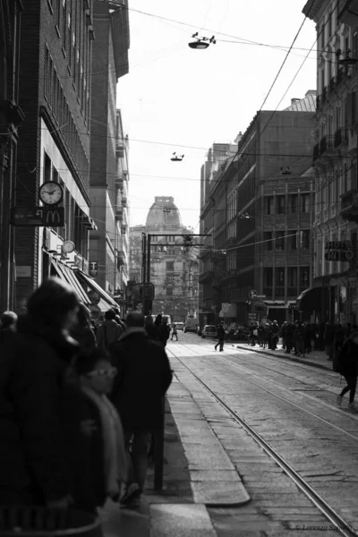 Milan Itálie 2016 Rušná Cesta Miláně Lidmi Čekajícími Příjezd Tramvaje — Stock fotografie