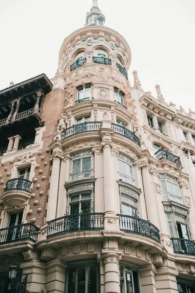 Ein Flacher Blick Auf Ein Schloss Mit Balkon Einem Sonnigen — Stockfoto