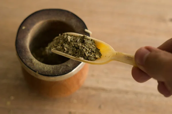 Gros Plan Une Main Sentant Les Herbes Thé Yerba Mate — Photo