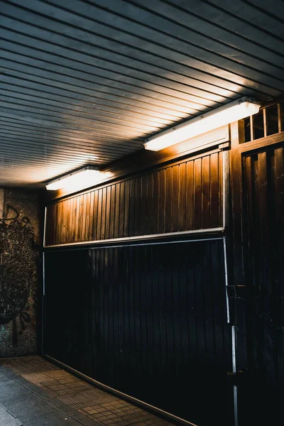 Uma Vista Abertura Porta Garagem Para Deixar Carro Entrar Casa — Fotografia de Stock