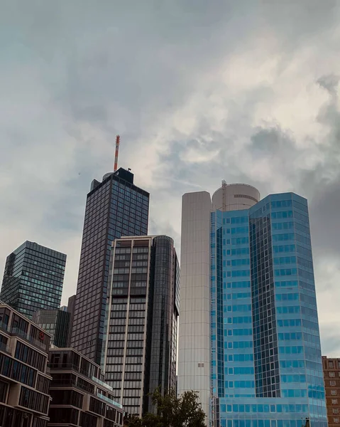 法兰克福摩天大楼的垂直镜头 — 图库照片