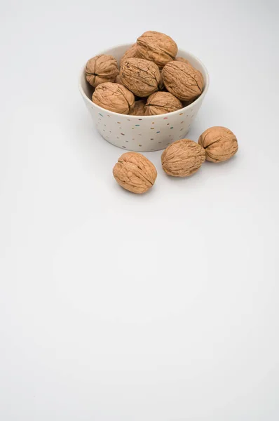 Cuenco Blanco Con Stack Nueces Aisladas Sobre Fondo Blanco Con — Foto de Stock