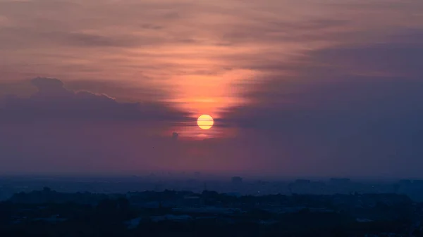 Uma Foto Hipnotizante Céu Rosa Pôr Sol Sobre Cidade — Fotografia de Stock
