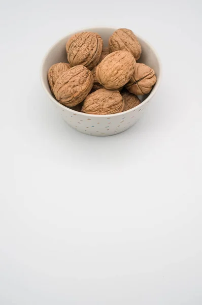 Cuenco Blanco Con Stack Nueces Aisladas Sobre Fondo Blanco Con — Foto de Stock