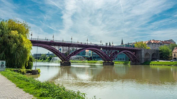 Snímek Mostu Maribor Vodního Sloupu Vodní Věž Slovinsku Během Slunečného — Stock fotografie