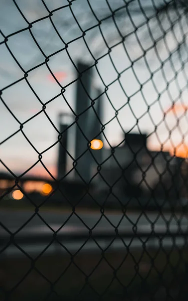 Uma Bela Vista Dos Arranha Céus Cidade Através Cerca Metal — Fotografia de Stock