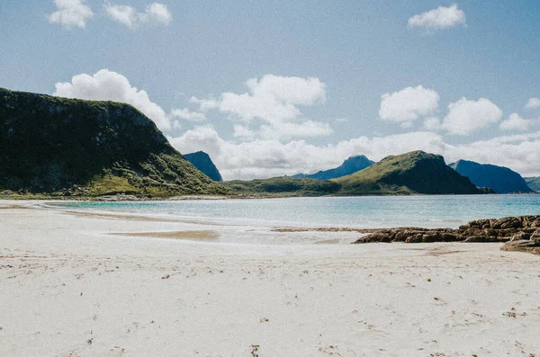 Die Küstenberge Mit Wunderschönen Landschaften Einem Strand Auf Den Lofoten — Stockfoto