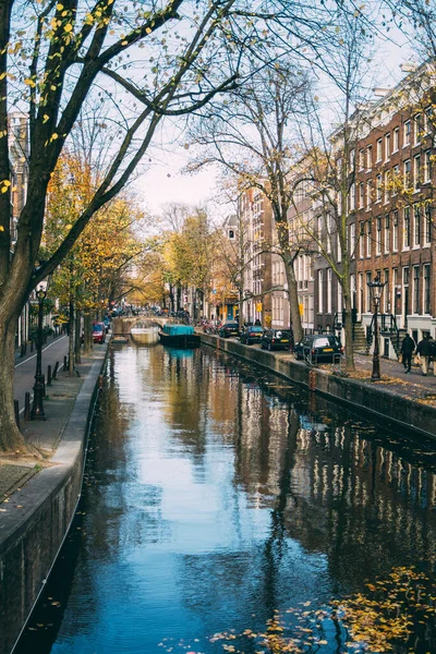 Amsterdam Netherlands 2018年11月18日 秋季荷兰阿姆斯特丹运河的垂直拍摄 — 图库照片