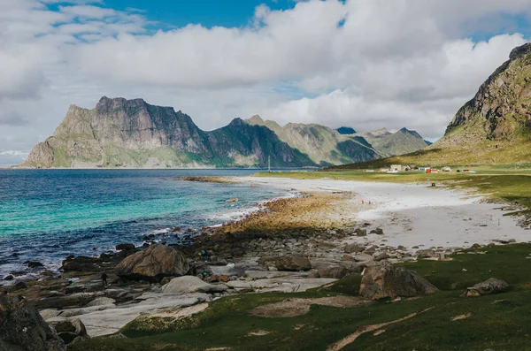 Montagne Costiere Con Bellissimi Paesaggi Una Spiaggia Nelle Isole Lofoten — Foto Stock