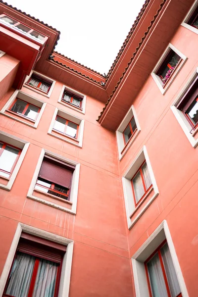 Blick Auf Die Fenster Und Wände Des Gebäudes Einem Sonnigen — Stockfoto