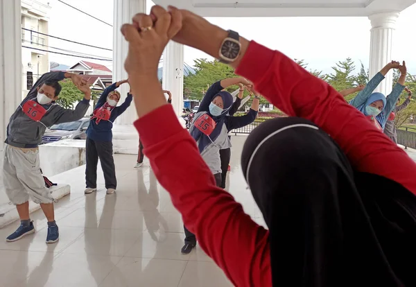 インドネシア パロポ 2021年7月8日 インドネシア パロポで保護面を着用し 朝の運動をする人々のグループ — ストック写真