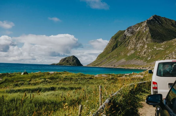 Montanhas Costeiras Com Belas Paisagens Uma Praia Ilhas Lofoten Noruega — Fotografia de Stock