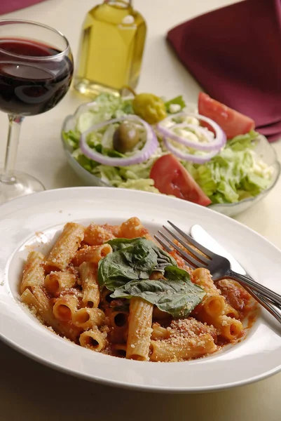 Ein Vertikaler Schuss Pasta Salat Und Rotwein Auf Dem Tisch — Stockfoto