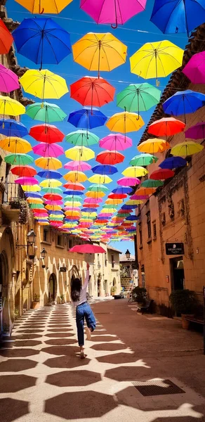 Una Ragazza Con Ombrello Sotto Decorativi Ombrelli Colorati Poble Espanyol — Foto Stock