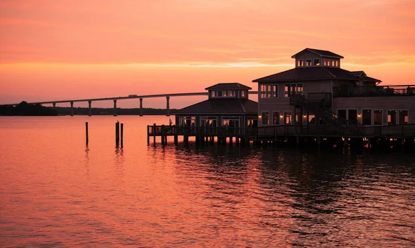 Ein Hafen Mit Häusern Auf Dem Wasser Bei Sonnenuntergang — Stockfoto