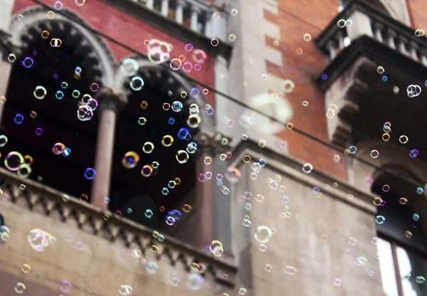 Des Bulles Flottantes Devant Bâtiment — Photo