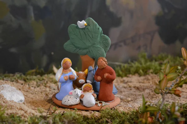 クリスマスの装飾のためのイエスシーンのネイティブのミニチュア人形 — ストック写真