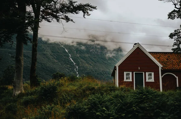 Une Maison Bois Rouge Sous Montagne Sous Ciel Nuageux — Photo