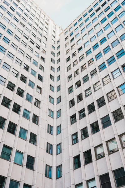 Una Vista Basso Angolo Delle Finestre Delle Pareti Dell Edificio — Foto Stock