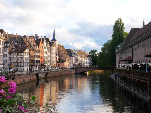Strasbourg Γαλλια Ιουλ 2021 Μια Όμορφη Λήψη Κτιρίων Κατά Μήκος — Φωτογραφία Αρχείου