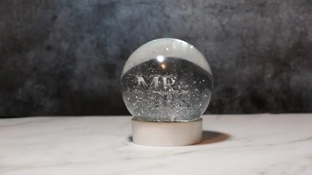 玻璃球的镜头 带有先生和夫人的标志 — 图库视频影像