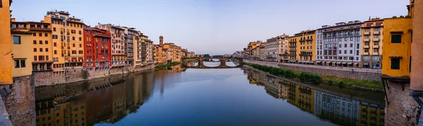 Gyönyörű Kilátás Nyílik Ponte Vecchio Arno Folyóra Firenzében Olaszországban — Stock Fotó