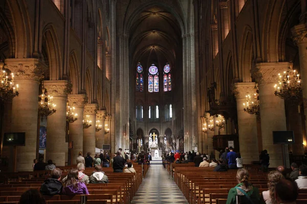 在法国的巴黎 著名的圣母院和里面的人在一起做礼拜 — 图库照片