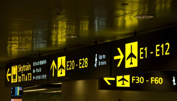 Señales Flechas Dirección Aeropuerto Singapur — Foto de Stock