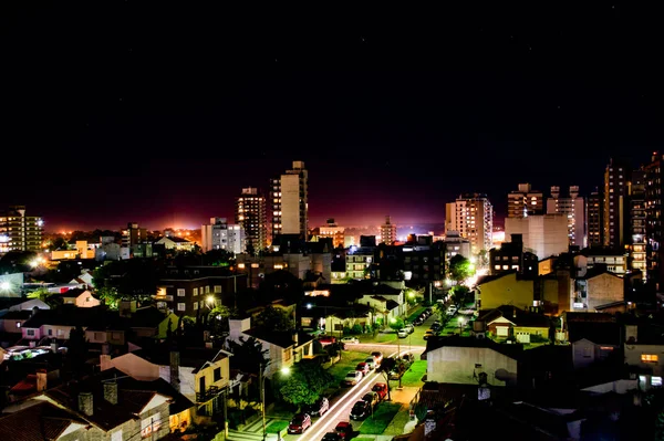 夜に美しくライトアップされた街並み — ストック写真