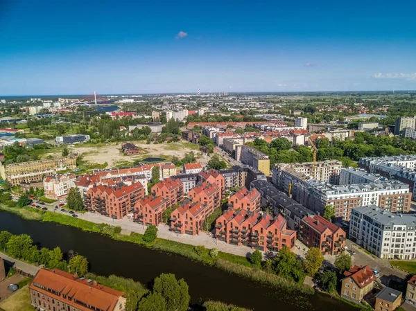 2021年6月13日 格但斯克 对格但斯克古城的空中拍摄 带有河流和美丽的建筑 — 图库照片