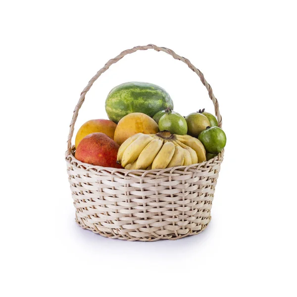 Een Close Shot Van Een Houten Fruitmand Een Witte Achtergrond — Stockfoto