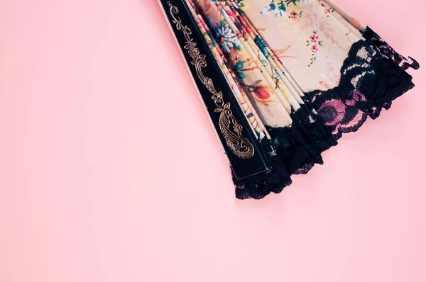 粉红表面装饰精美的花手扇 — 图库照片