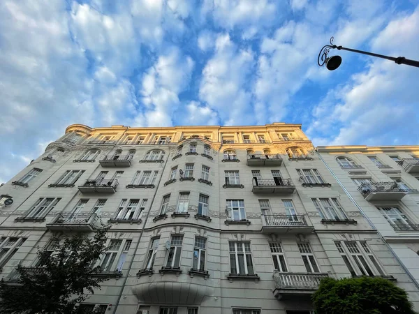 Angolo Basso Enorme Edificio Con Piano Sotto Cielo Nuvoloso Una — Foto Stock