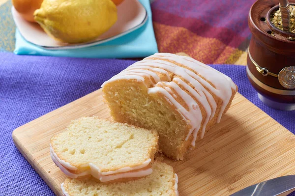 Gros Plan Gâteau Citron Tranché Sur Une Planche Bois — Photo