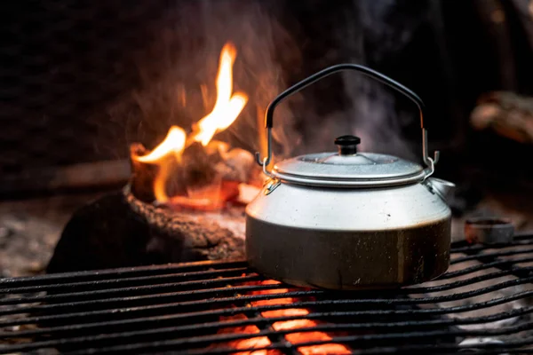火の上でコーヒーを飲むために水を加熱する — ストック写真
