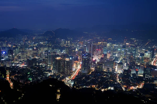 夜の香港の高層ビルの都市風景 — ストック写真