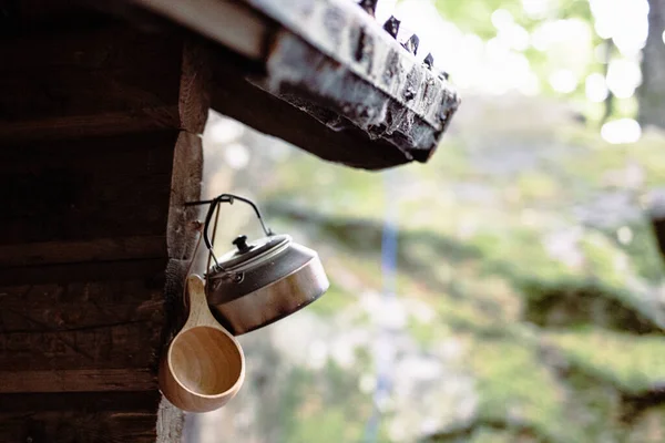 Una Taza Café Madera Una Tetera Colgando Refugio Para Acampar —  Fotos de Stock