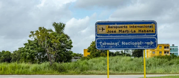 Primer Plano Una Señal Dirección Del Aeropuerto Internacional José Martí — Foto de Stock